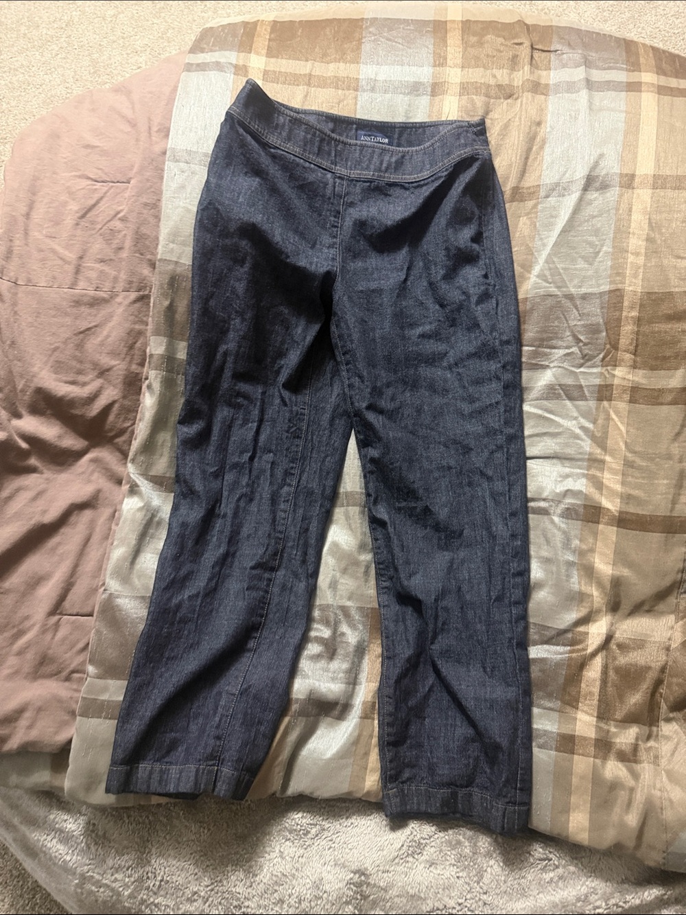 Ann Taylor Women’s size 4 dark denim jean capri with zipper on the side.